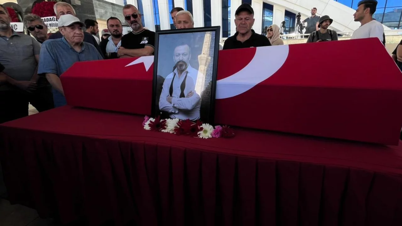 Serhat Kılı&ccedil;'ın cenazesinde t&uuml;m g&ouml;zler onu aradı! Hemen a&ccedil;ıklama yaptı...