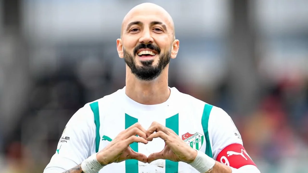 Emeklerin i&ccedil;in sonsuz teşekk&uuml;r! Kaptan &Ouml;zek'ten futbola veda...