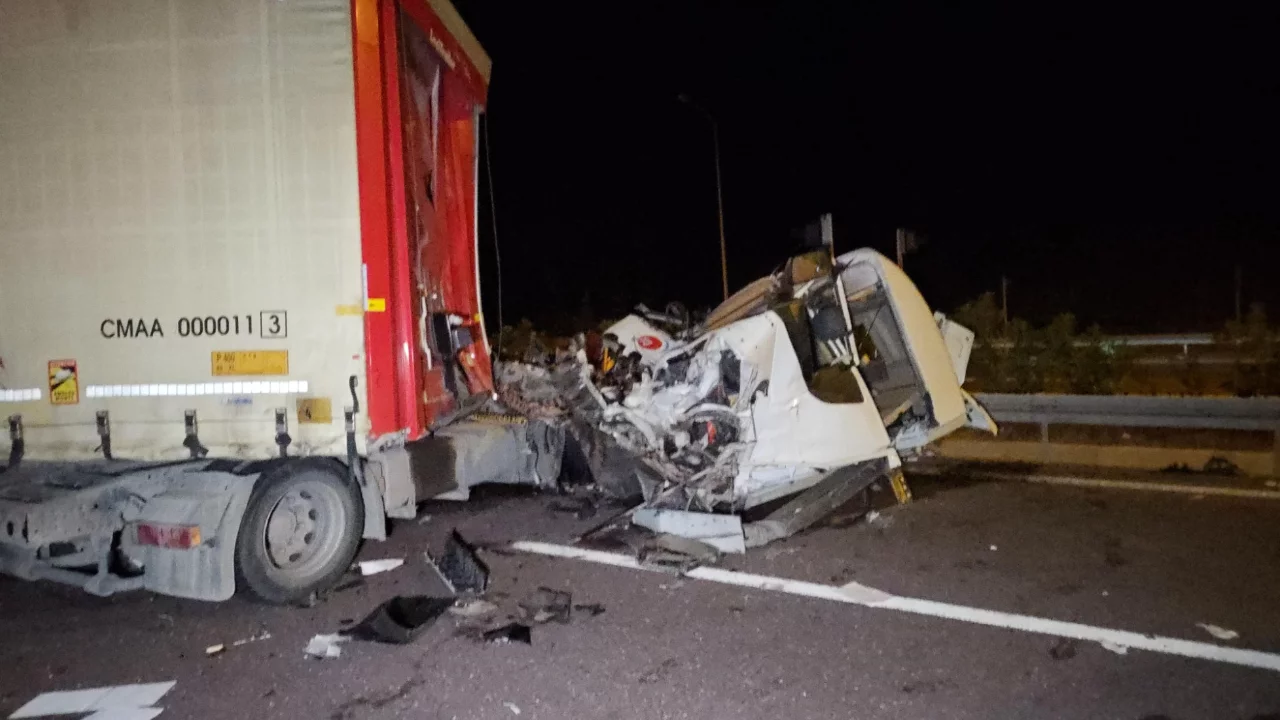 Bursa'da can pazarı! Tır ile otomobil &ccedil;arpıştı, otoyol kilitlendi