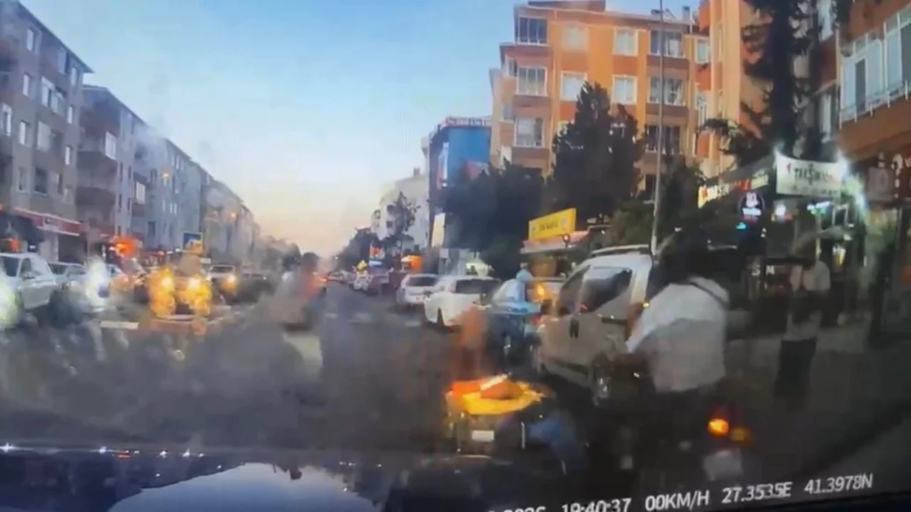 Tekerlekli sandalyedeki vatandaşın ayağına &ccedil;arpıp yoluna devam etti