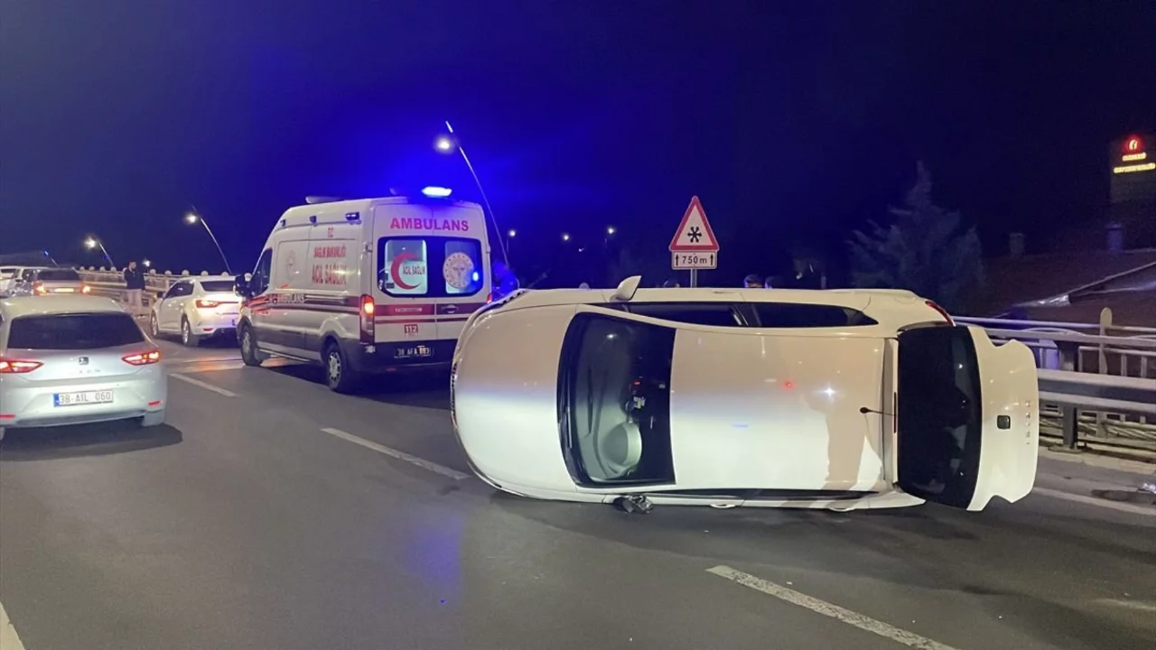 Kayseri'de iki otomobilin &ccedil;arpıştığı kazada devrilen aracın s&uuml;r&uuml;c&uuml;s&uuml; yaralandı