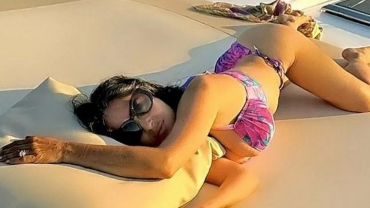 Salma Hayek 60 yaşına b&ouml;yle girdi! Kumsaldaki pozları sosyal medyayı salladı