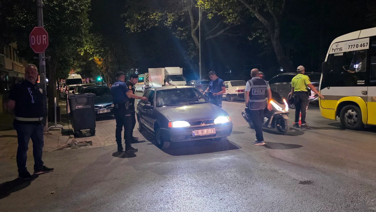 Bursa'da polis ekipleri d&uuml;ğmeye bastı! Y&uuml;zlerce ara&ccedil; tek tek durduruldu