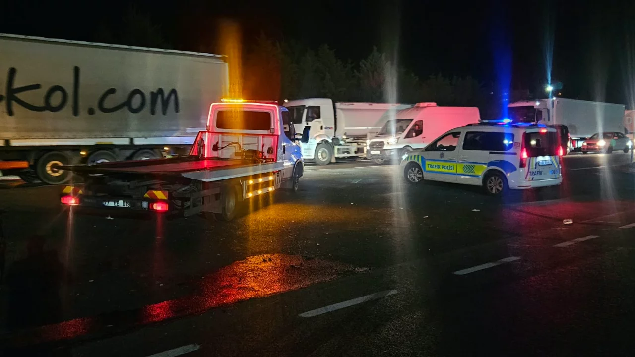 Kaza nedeniyle kapanan yoldan başka yola yönlendirilen otomobil motosiklet ile çarpıştı! 1 yaralı...