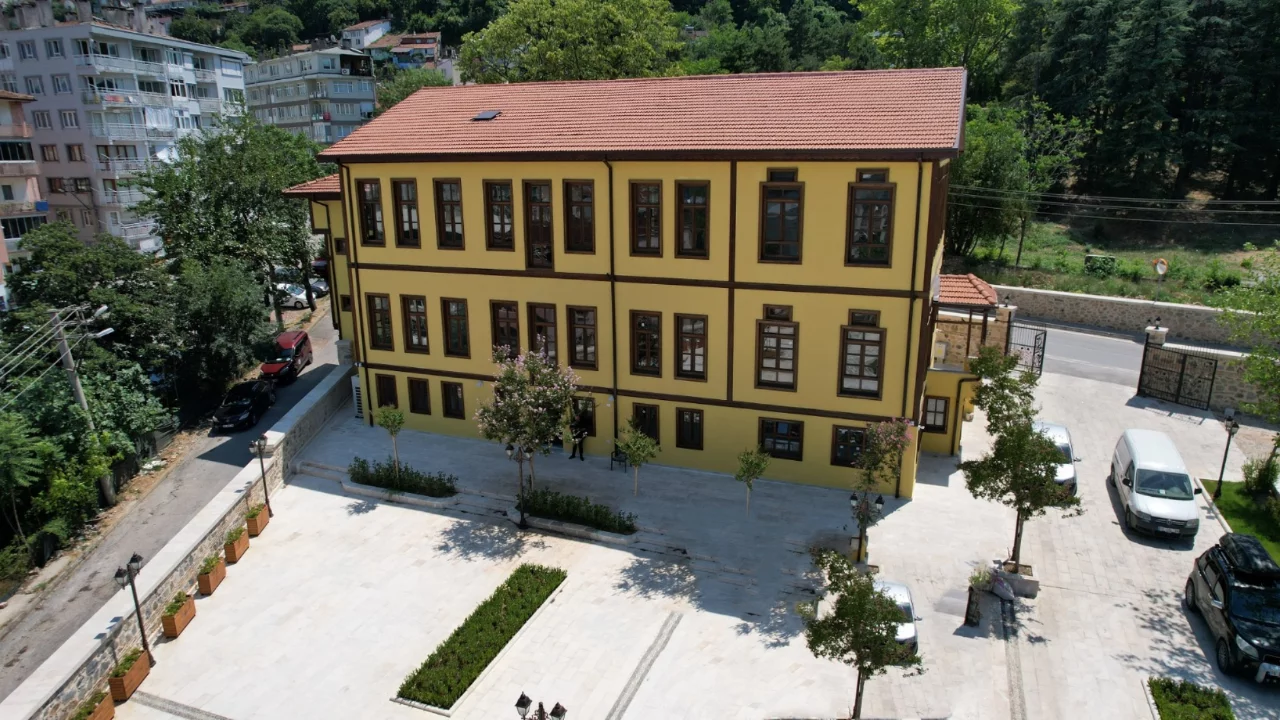 D&uuml;ş&uuml;nce ve sanatın yeni adresi Alev Alatlı