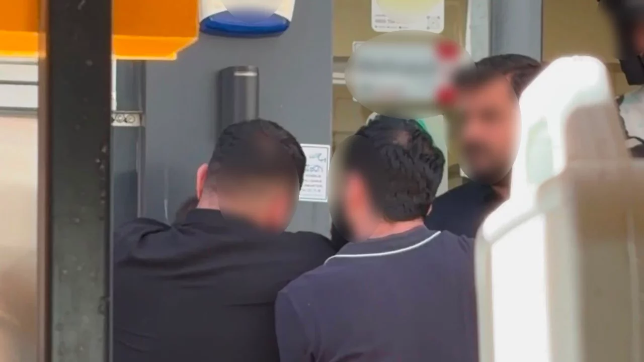 Bir şahsın babasını darbettiği anlar kameraya yansıdı