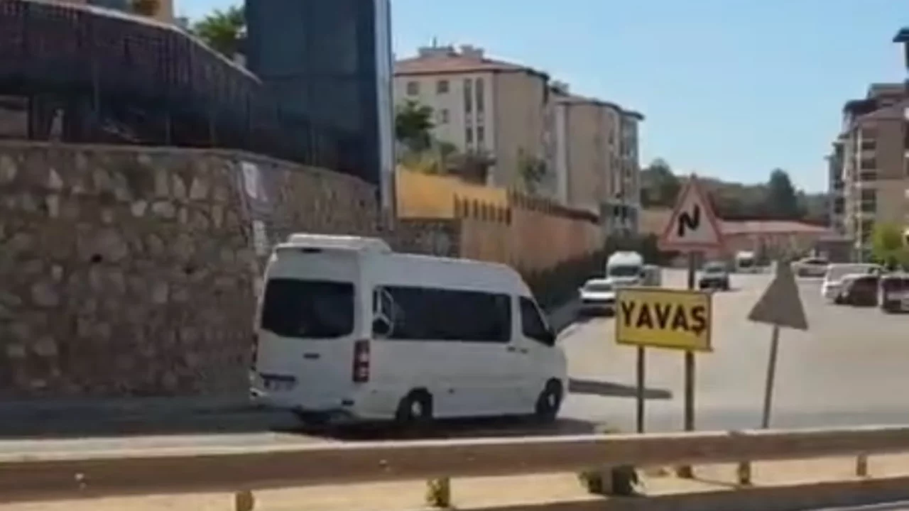 Bursa'da servis minib&uuml;s&uuml;nden pes dedirten trafik ihlali!