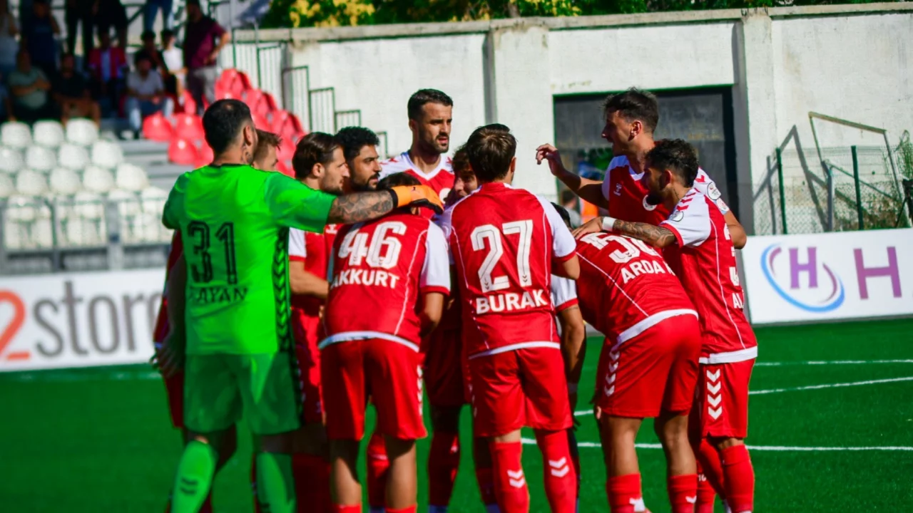 Gemlik Atat&uuml;rk Stadyumu i&ccedil;in beklenen onay geldi! Taraftar Etimesgut ma&ccedil;ında trib&uuml;nde