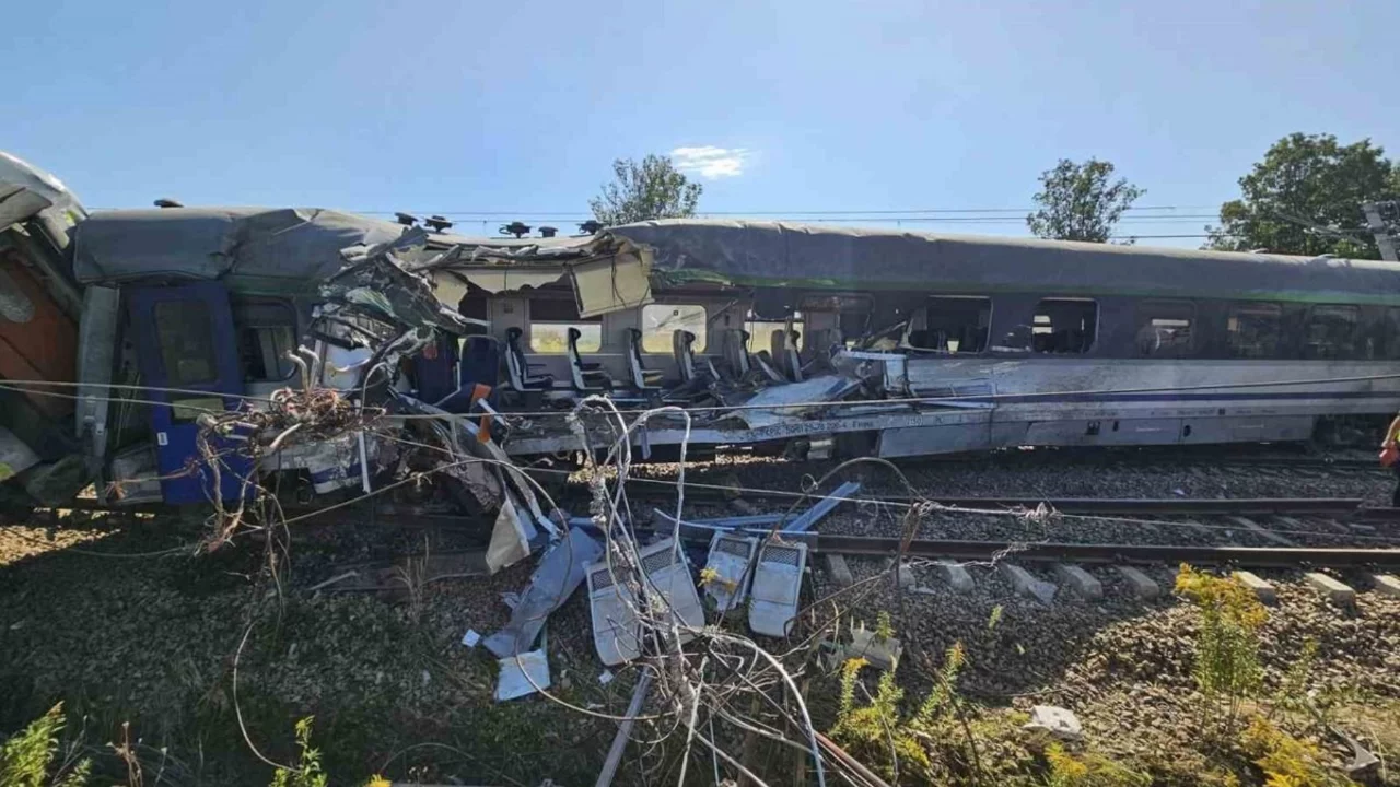 Polonya'da beton mikseri trene çarptı: 1 ölü, 20 yaralı