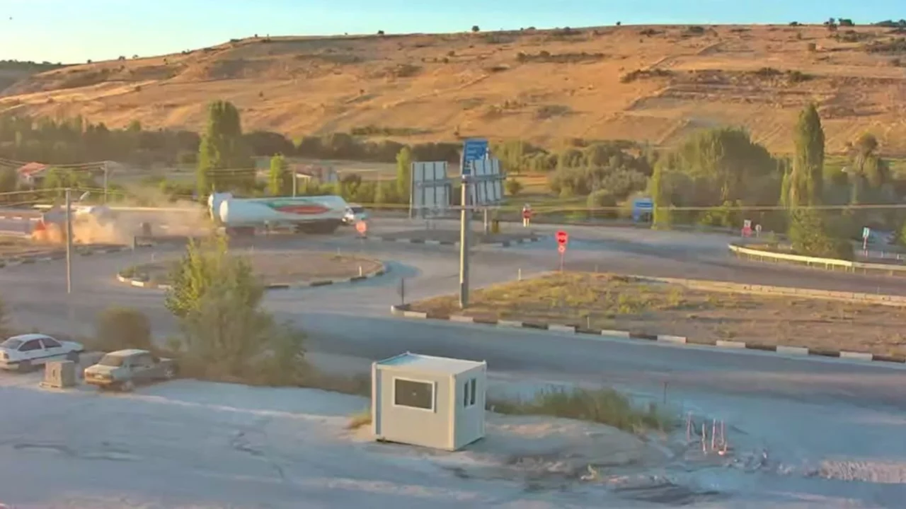 Kamyon ile LNG tankeri çarpıştı: 3 yaralı