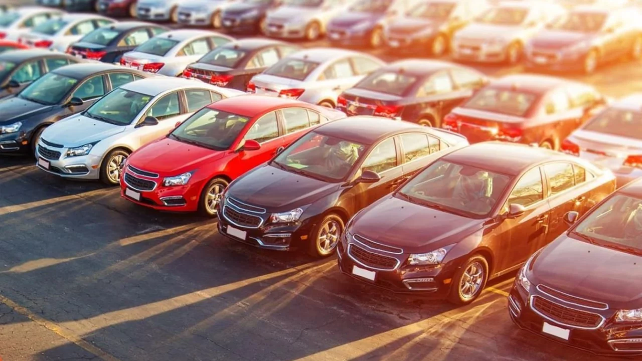 Otomobilde indirim yarışı başladı! Fiyatlar 400 bin TL birden d&uuml;şt&uuml;