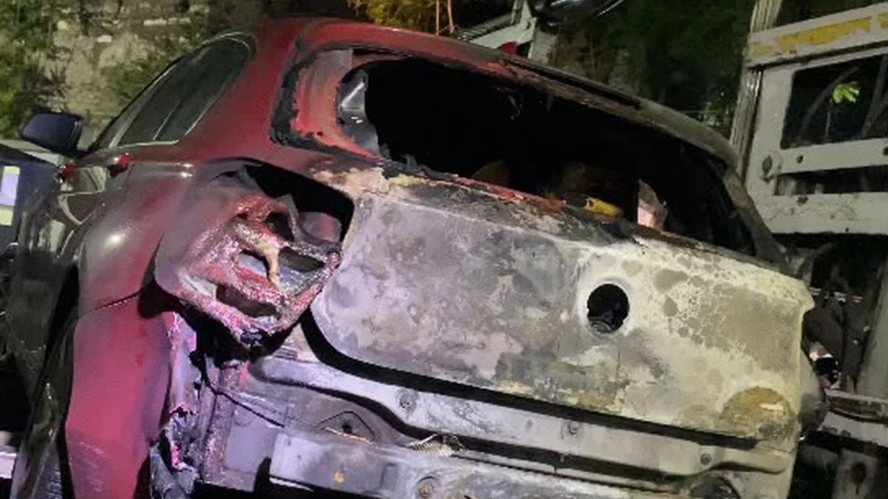 Fatih'te seyir halindeki otomobil alev alev yandı