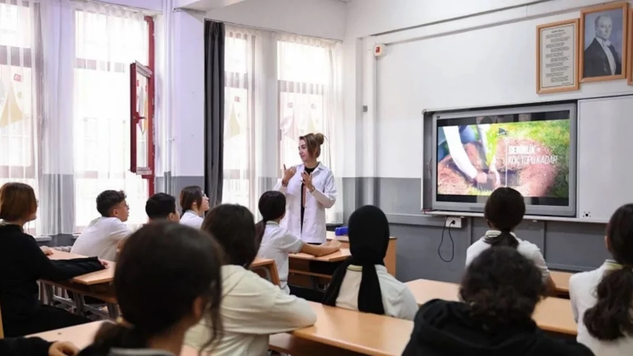 MEB'de s&ouml;zleşmeli &ouml;ğretmenler i&ccedil;in kadroya ge&ccedil;iş s&uuml;reci başladı