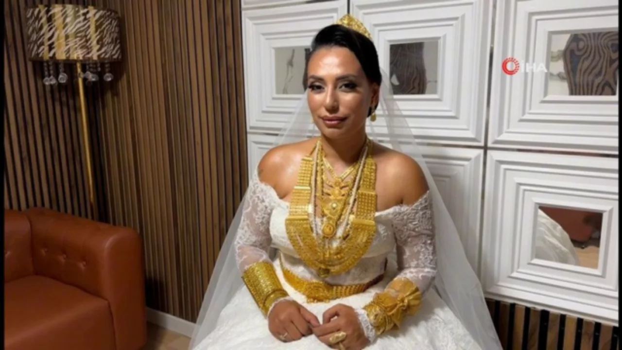 10 yıl sonra yeniden gelinlik giydi! Esma Sezen'in altınlı paylaşımı g&uuml;ndem oldu