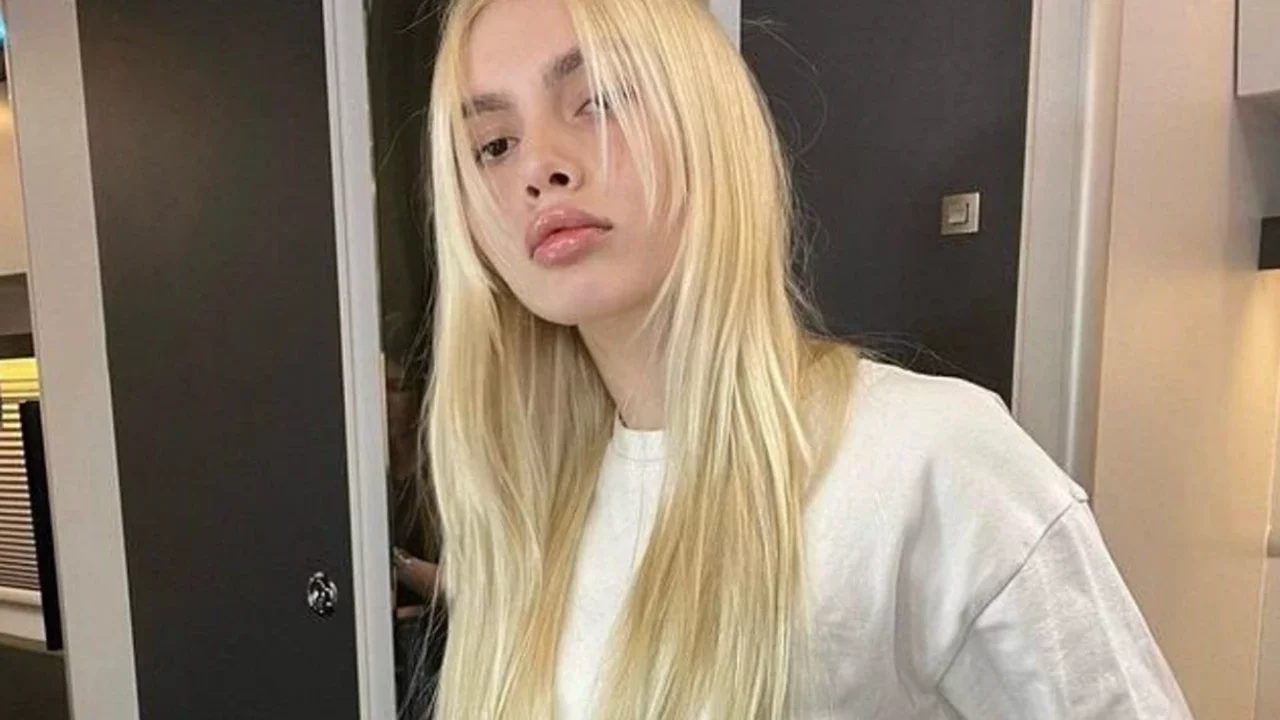 Aleyna Tilki'nin fotoğrafındaki detay olay oldu! Masadaki telefonda bakın ne &ccedil;ıktı
