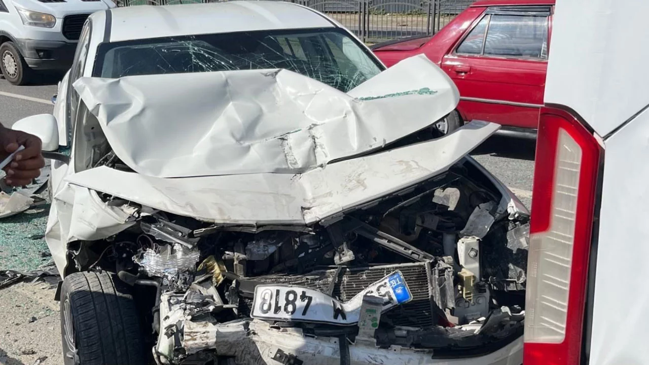 Samsun'da iki ara&ccedil; birbirine girdi: 4 yaralı