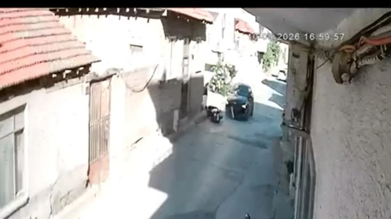 Bursa'da feci kaza kamerada! Motosikletli metrelerce savruldu...