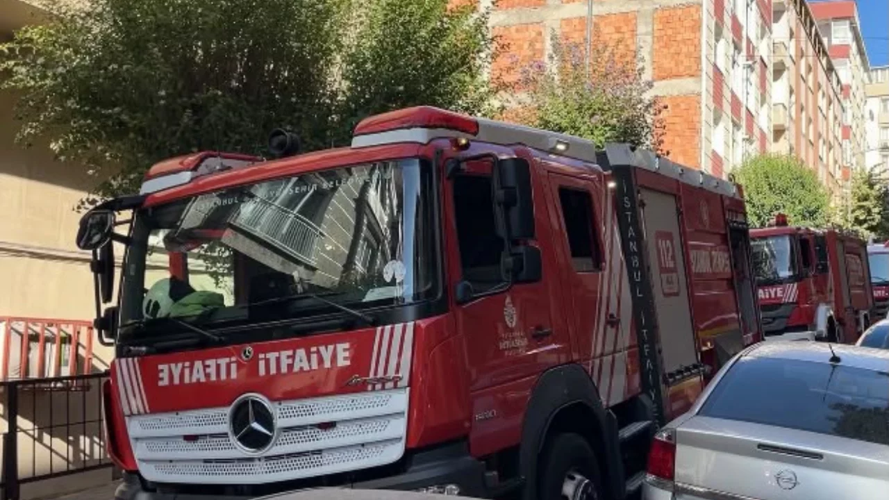 Bahçelievler'de kentsel dönüşüm için boşaltılan binanın çatısında korkutan yangın