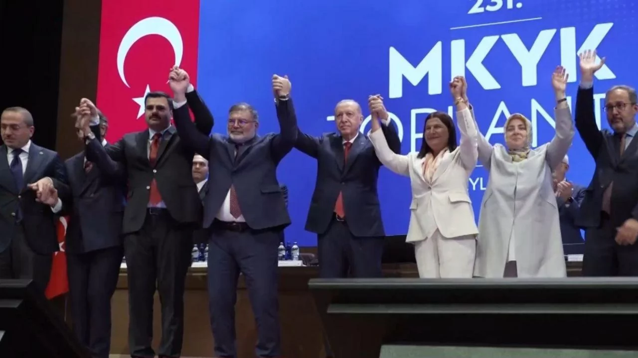 Cumhurbaşkanı Erdoğan rozetlerini bizzat taktı: 4 belediye başkanı daha Ak Parti'ye katıldı...