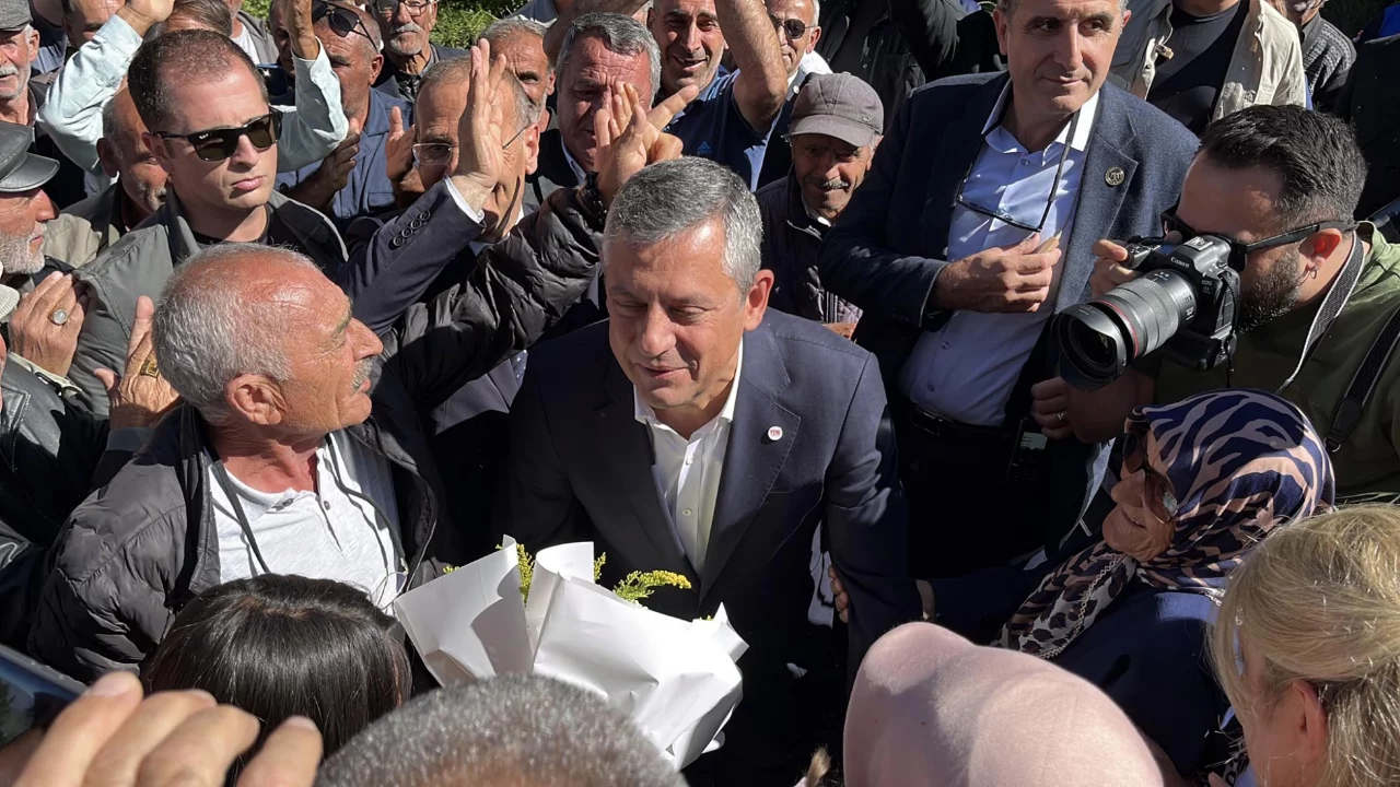Ardahan'da Özgür Özel'den dikkat çeken mesajlar: Kadınların talebine verdiği yanıt gündem oldu