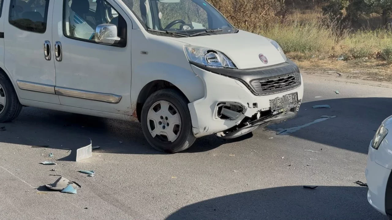 K&uuml;tahya'da feci kaza! Hafif ticari ara&ccedil;la &ccedil;arpışan motosikletin s&uuml;r&uuml;c&uuml;s&uuml; kurtarılamadı