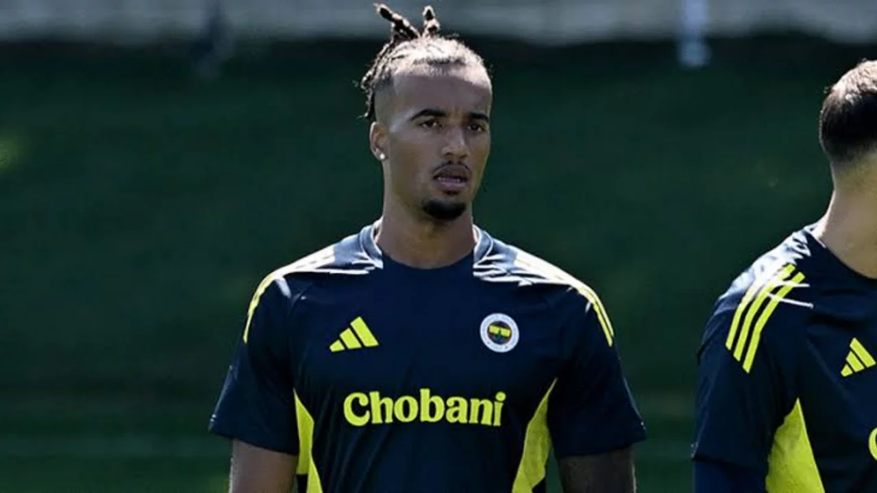 Fenerbah&ccedil;e'de Archie Brown'ın canlı yayındaki şaşkınlığı! İsmail Kartal sorusu g&uuml;ndem oldu