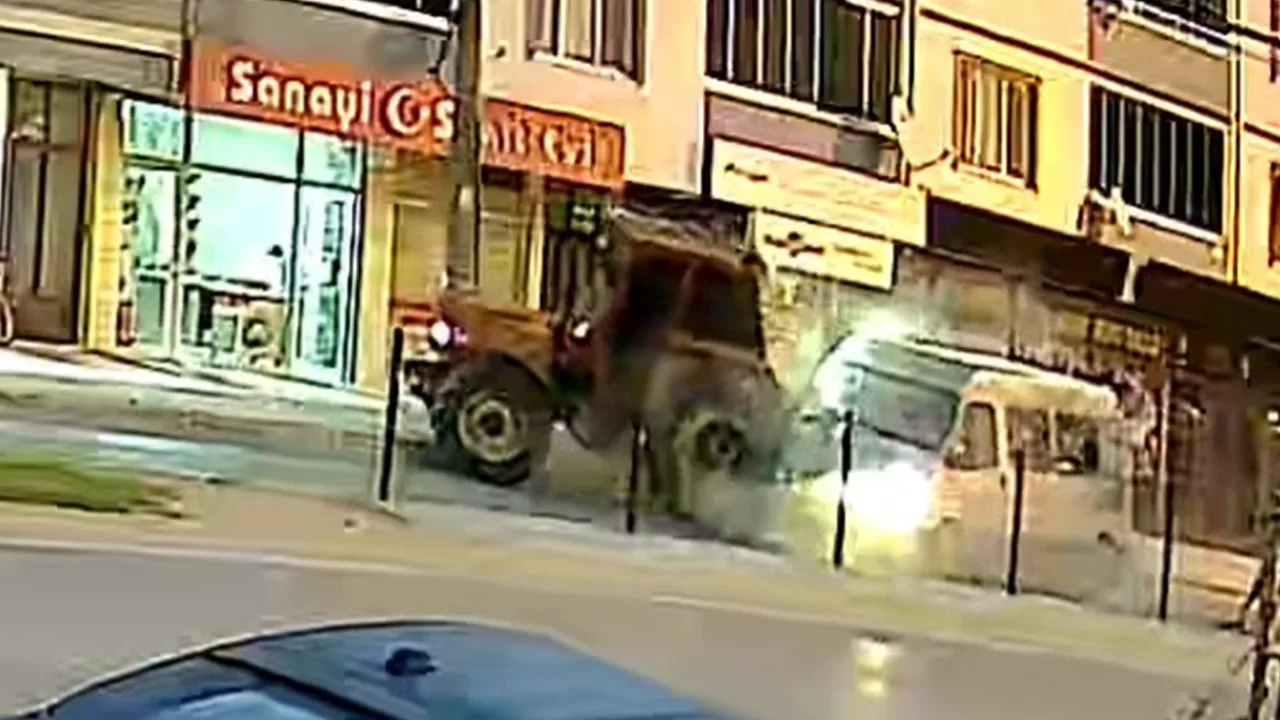 Bursa'da tarım iş&ccedil;ilerini taşıyan ara&ccedil; kaza yaptı! 10 kişi yaralandı