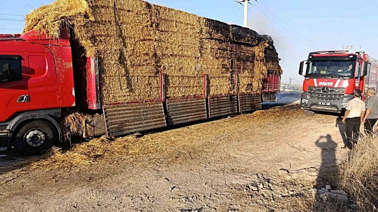 Elmadağ'da bir kamyonetteki saman balyaları yandı