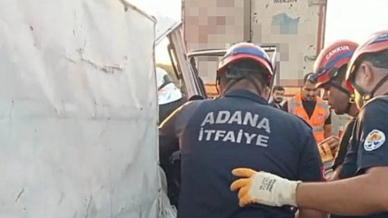Kamyonet tıra arkadan &ccedil;arptı: 2 &ouml;l&uuml;