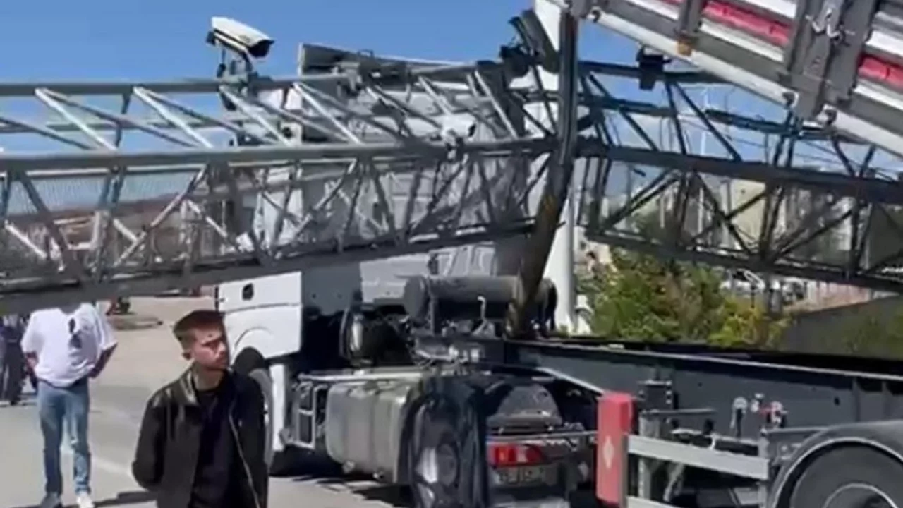 Damperi a&ccedil;ık TIR, EDS direğini devirdi