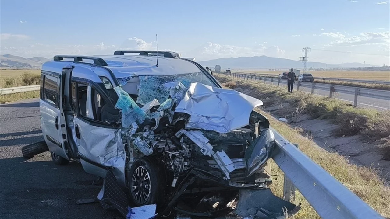 Kars'ta hafif ticari aracın traktörle çarpıştığı kazada 1 kişi öldü, 5 kişi ağır yaralandı