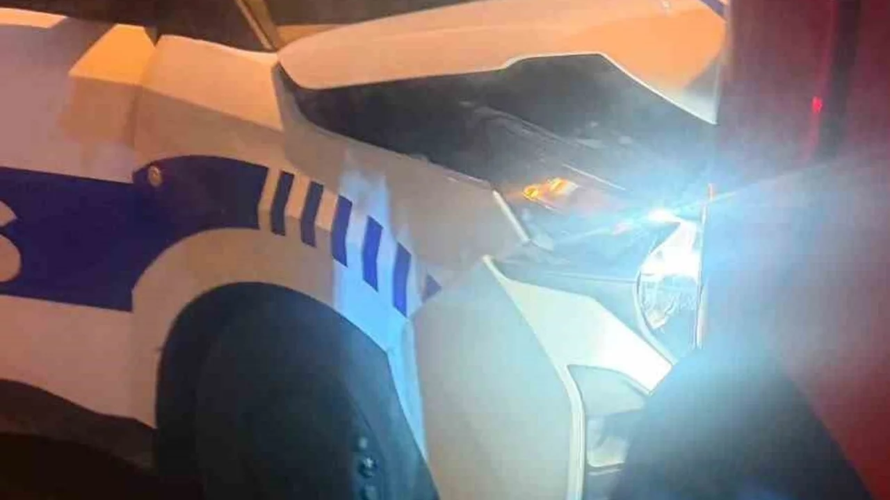 S&uuml;r&uuml;c&uuml; 'dur' ihtarına uymadı, kovalamaca kazayla bitti: Bir polis memuru yaralandı