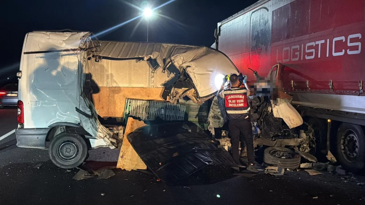 Tekirdağ'da minibüs, TIR'a arkadan çarptı; 1 ölü, 1 yaralı