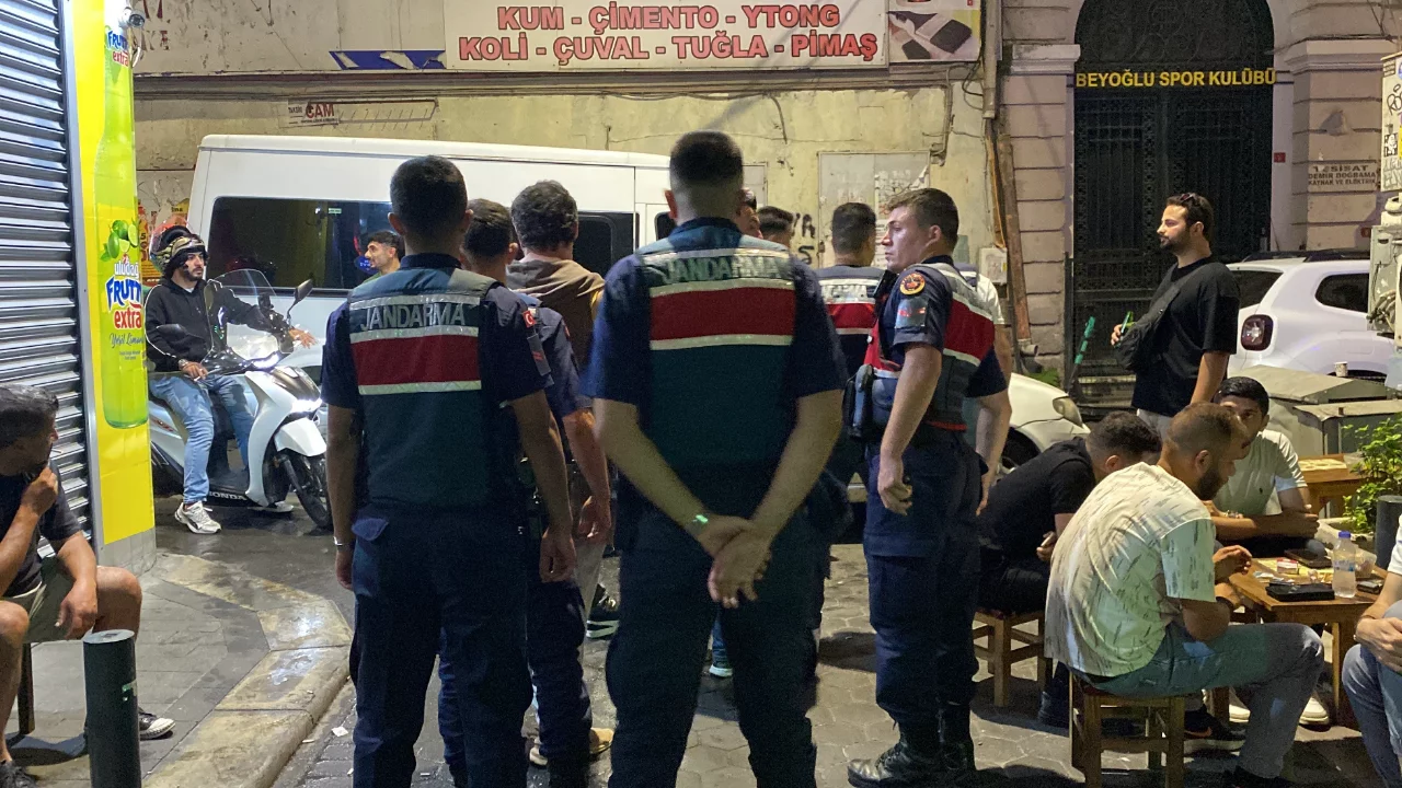 Gece yarısı eşcinsel barlara operasyon! Baskın yapıldı