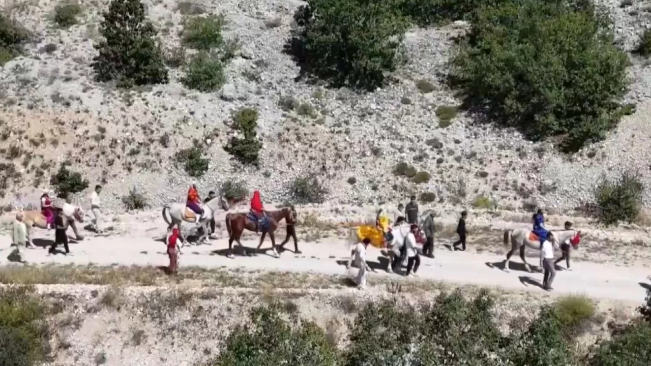Asırlık gelenek atlı d&uuml;ğ&uuml;n alayıyla yaşatılıyor