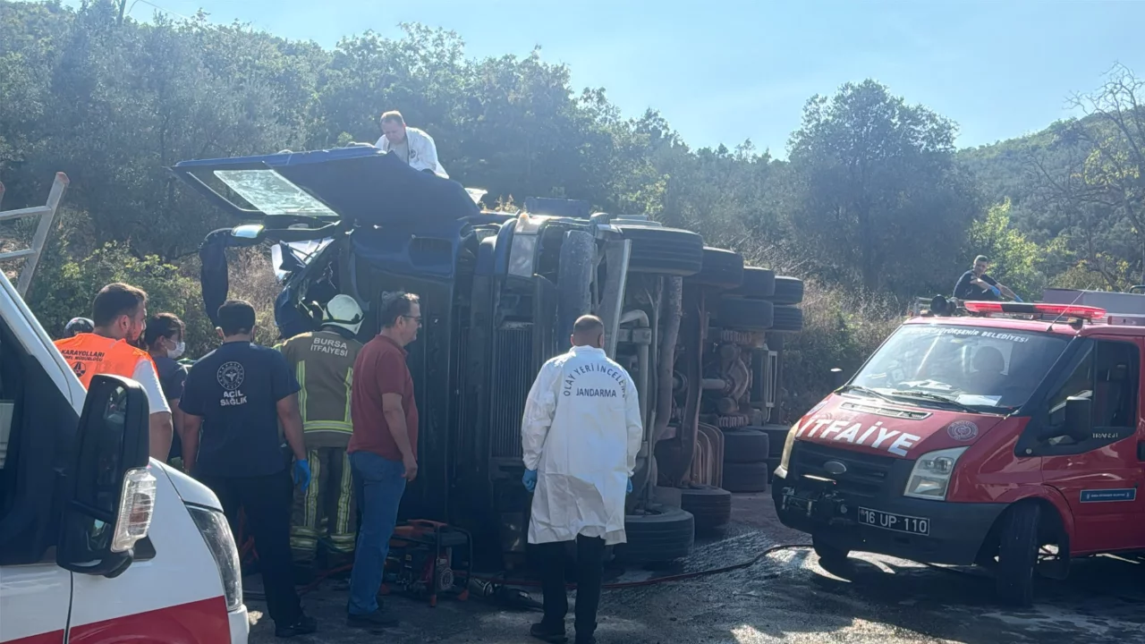 Bursa'da can pazarı! Kamyon devrildi, ölü ve yaralı var...