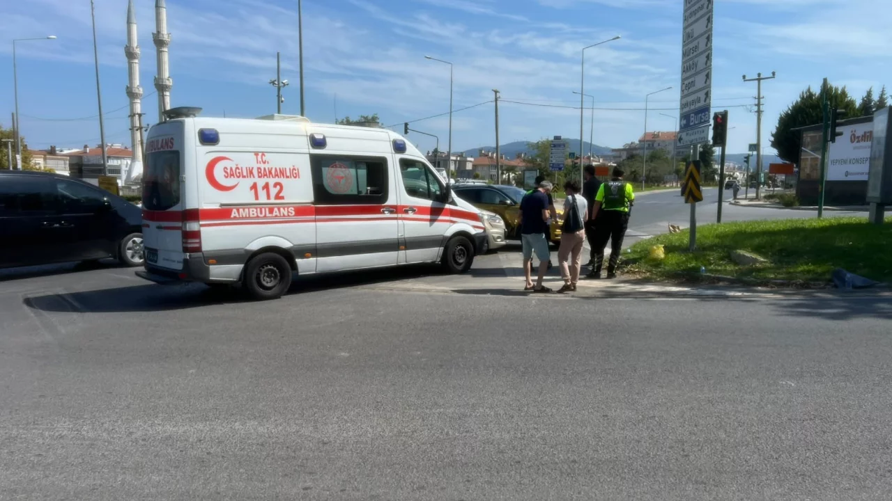 Bursa'da kavşakta iki otomobil &ccedil;arpıştı: 1 yaralı