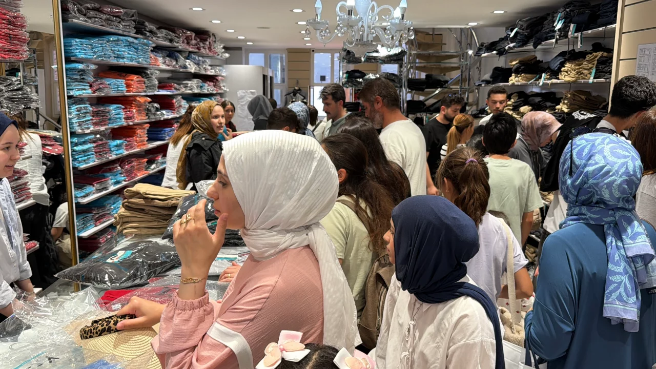 Bolu'da aileler okul &ouml;ncesi alışverişinde: İğne atsan yere d&uuml;şmez