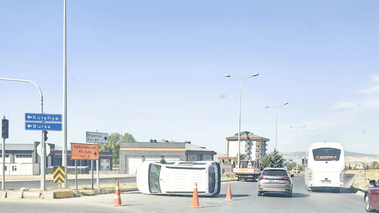 Eskişehir'de feci kaza: SUV ile hafif ticari ara&ccedil; &ccedil;arpıştı, 5 kişi yaralandı
