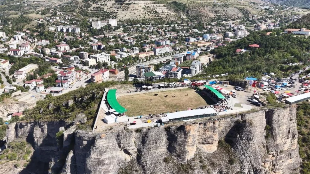Artvin'de 250 metre y&uuml;kseklikteki arenada yılın son boğa g&uuml;reşleri yapıldı