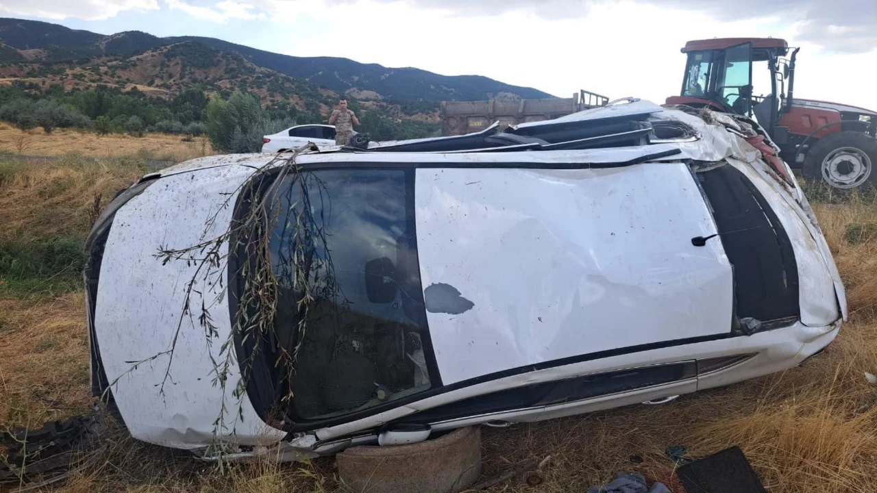 Bing&ouml;l'de otomobil şarampole yuvarlandı: 4 kişi yaralandı
