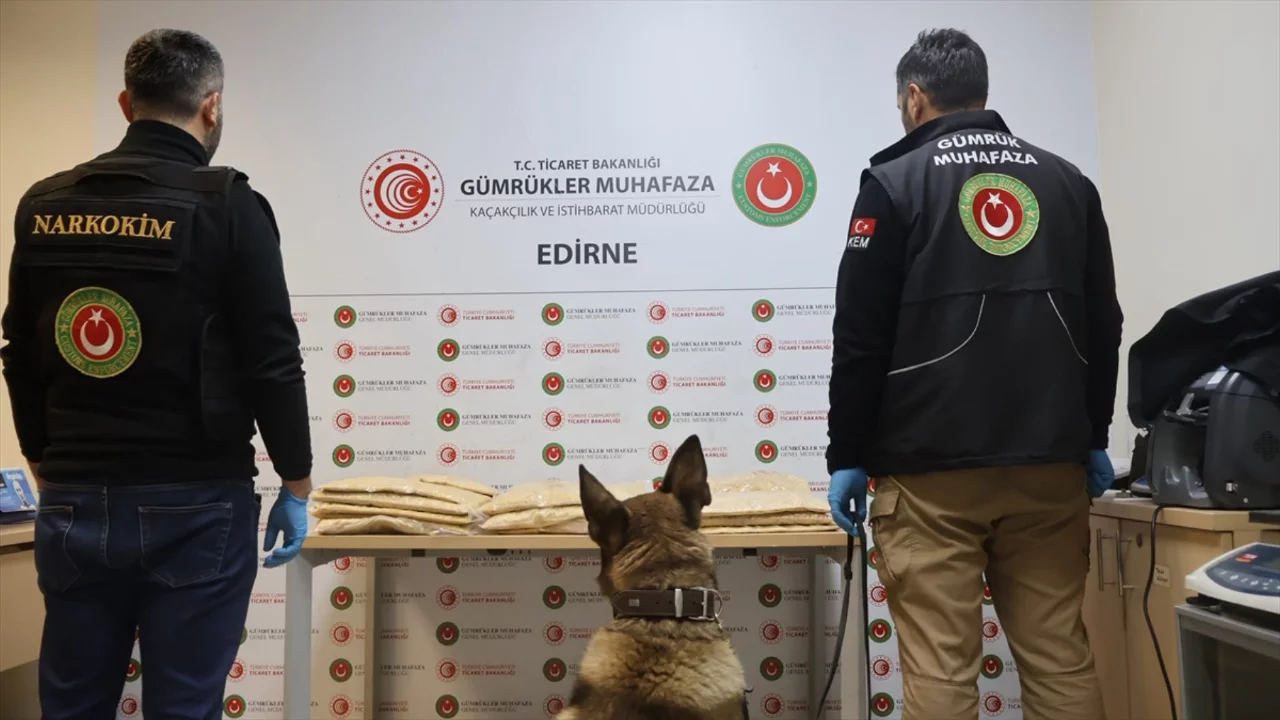 Kapıkule'de tırın &ccedil;ekicisinden &ccedil;ıkanlar şaşırttı: 50 kilonun &uuml;zerinde uyuşturucu ele ge&ccedil;irildi