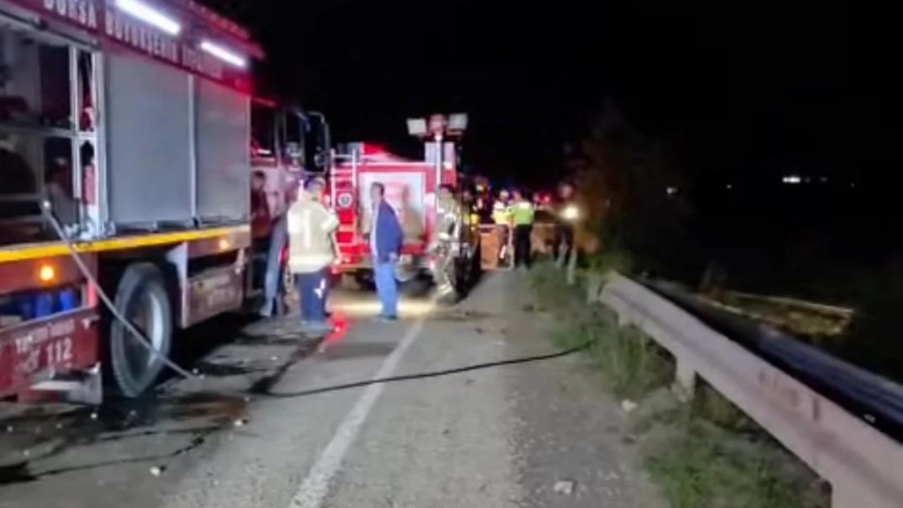 Bursa'da ters y&ouml;ne giren tır faciaya neden oldu!  2 kişi hayatını kaybetti...