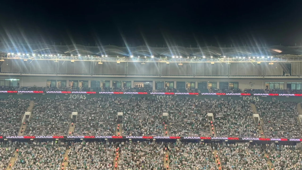 40 Bin Bursasporlu tek ses oldu! Trib&uuml;nlerde 106 desibel...