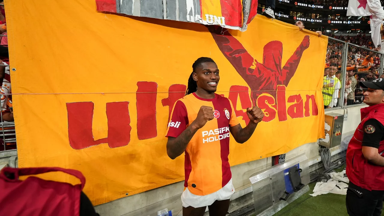 Galatasaray'da galibiyet coşkusu: Rafael Leao taraftarın isteğini geri &ccedil;evirmedi
