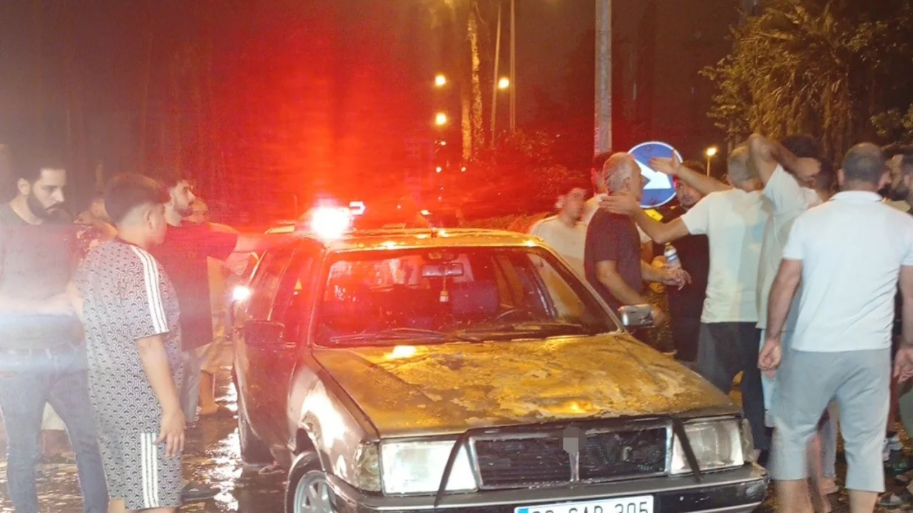 Mersin'de seyir halindeki otomobil bir anda alev aldı! 4 kişi son anda kurtuldu