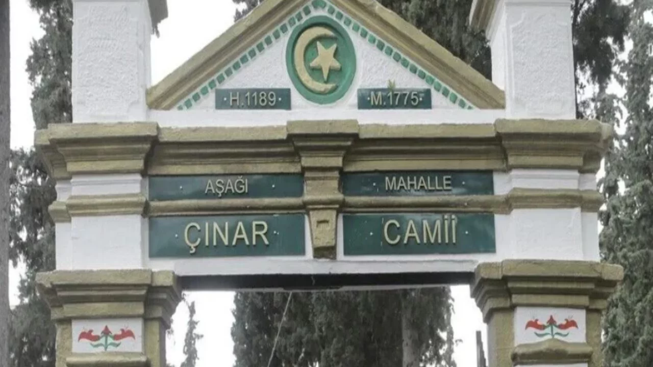 Batı Trakya'da Çınar Camii'nin duvarına çirkin saldırı!