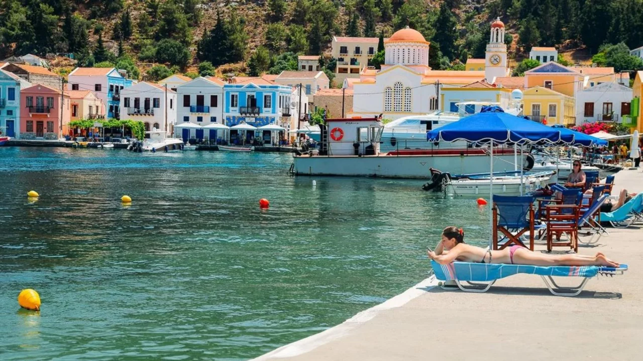 Türkiye'nin hemen dibinde! Meis Adası'nda 1 yıl kalana 280 bin TL verilecek