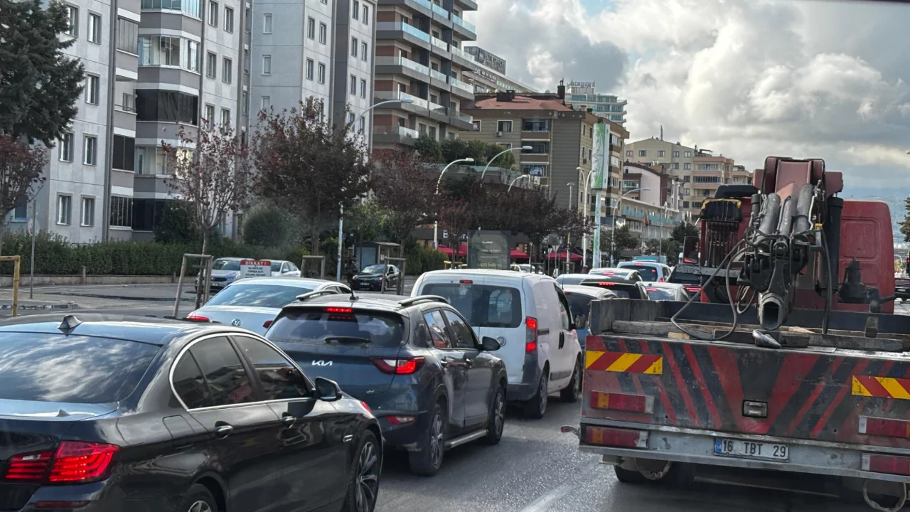 Bursa'da ilk ders g&uuml;n&uuml; trafiği! Ara&ccedil;lar ilerlemekte zorlandı