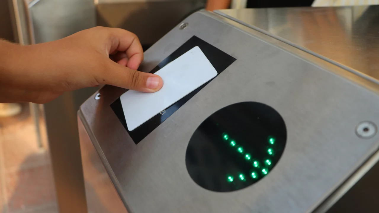 Öğrenci okula giriyor, velinin telefonuna bildirim gidiyor